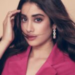 Janhvi Kapoor Instagram - Still day 5 but look 2 #Roohi 💕