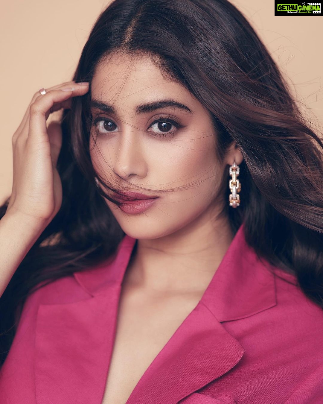 Janhvi Kapoor Instagram - Still day 5 but look 2 #Roohi 💕