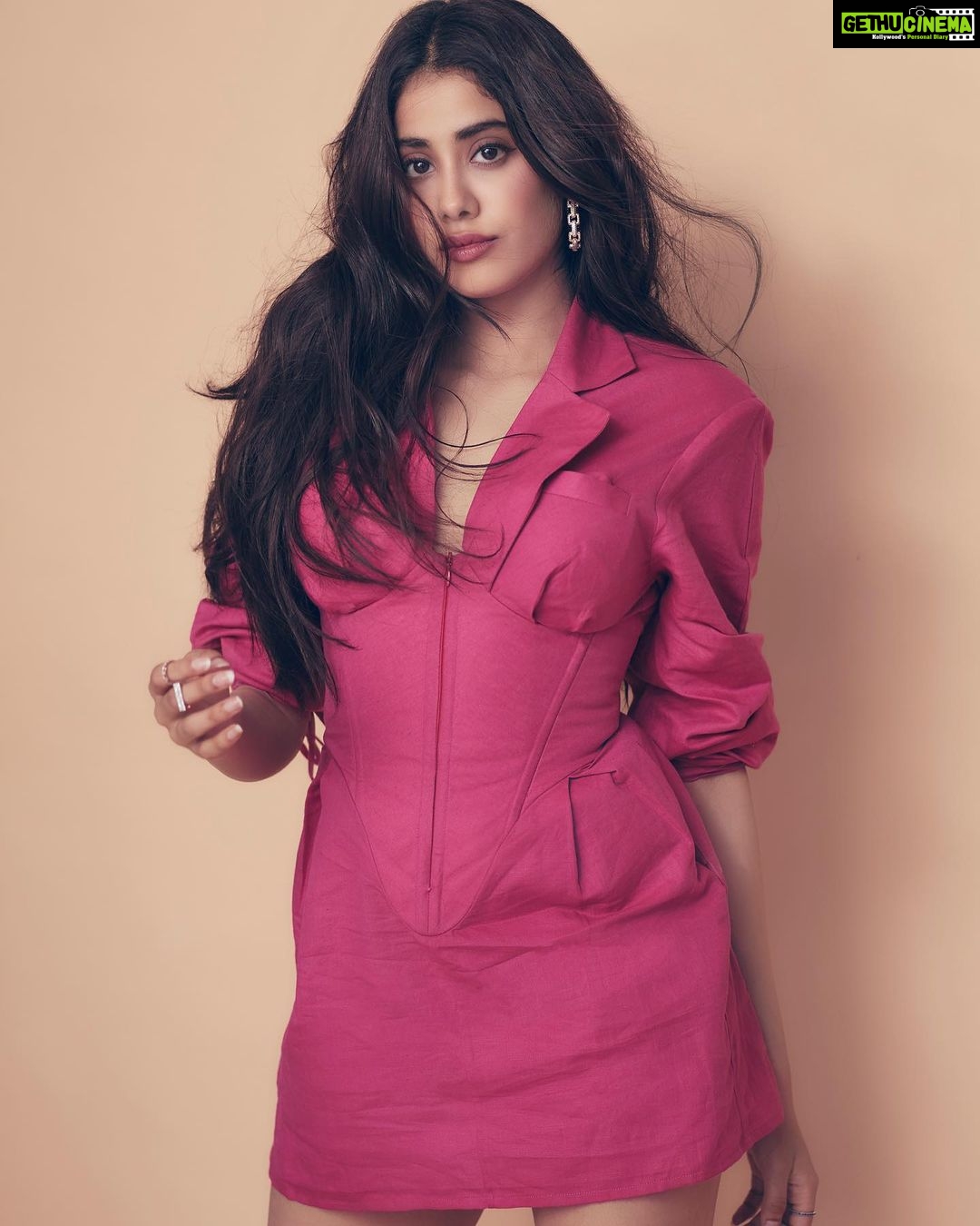 Janhvi Kapoor Instagram - Still day 5 but look 2 #Roohi 💕