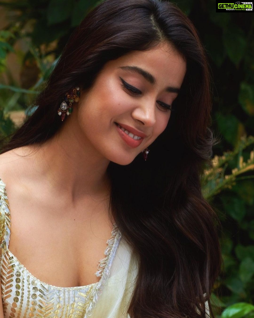 Janhvi Kapoor Instagram - #Roohi day 4 🕊