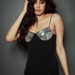 Janhvi Kapoor Instagram – Back to Black 🖤

#Roohi day 3