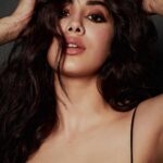 Janhvi Kapoor Instagram – Back to Black 🖤

#Roohi day 3