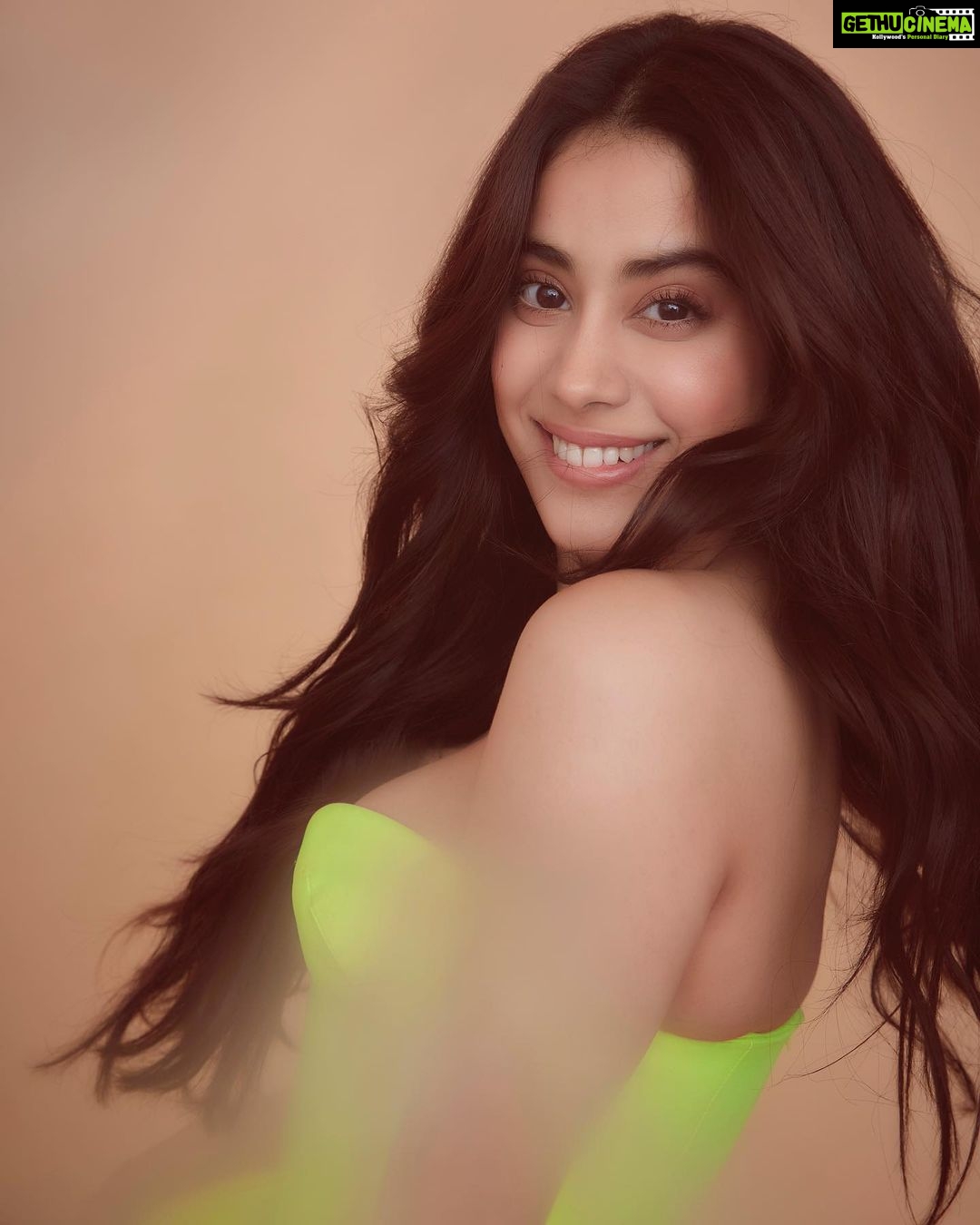 Janhvi Kapoor Instagram - Roohi promotions day 1 🧚🏻🐠🍏💚
