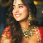 Janhvi Kapoor Instagram - Roohi ya Afza? Aapki pasand kaun hain? #Panghat song link in bio 💕