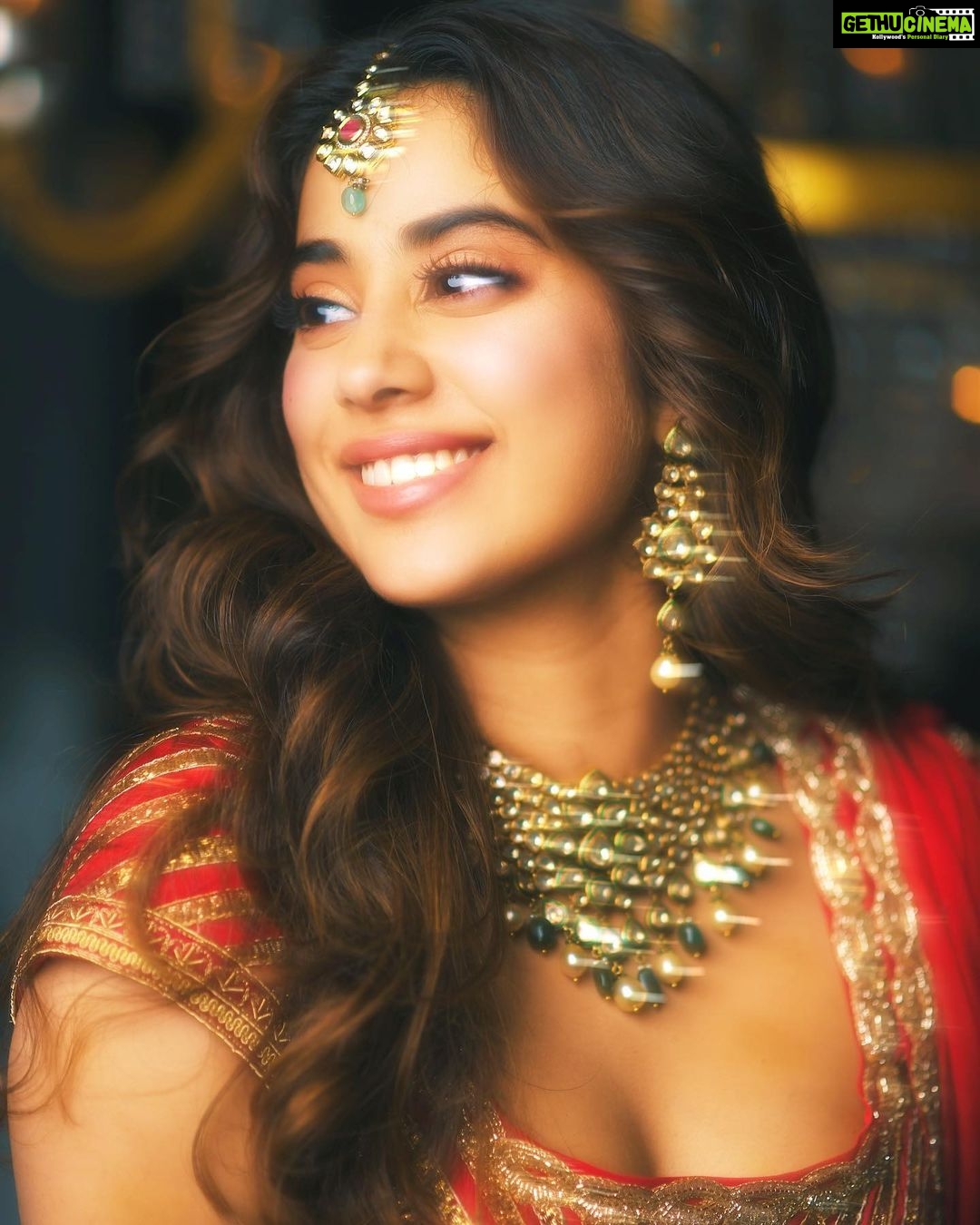 Janhvi Kapoor Instagram - Roohi ya Afza? Aapki pasand kaun hain? #Panghat song link in bio 💕