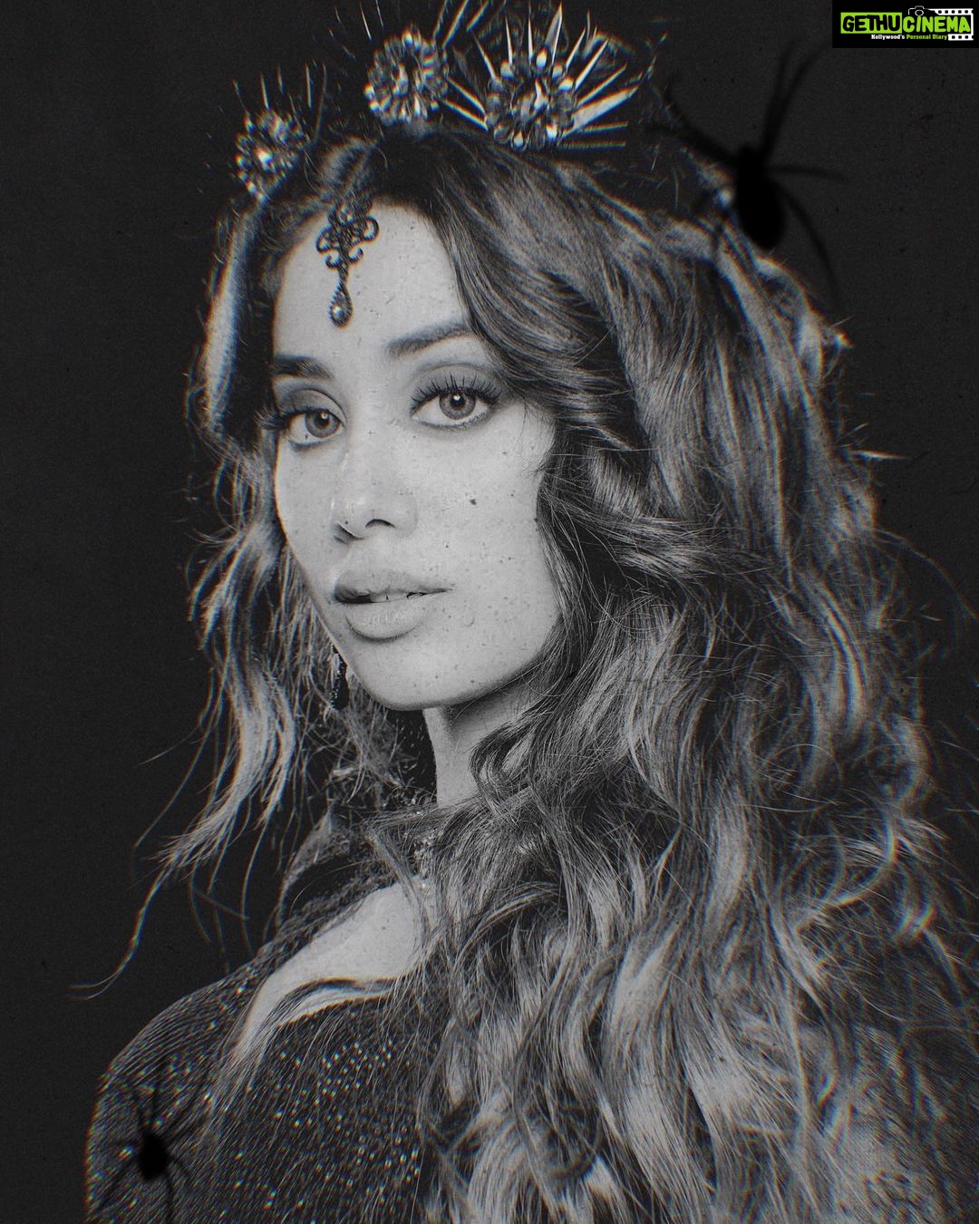 Janhvi Kapoor Instagram - Roohi ya Afza? Aapki pasand kaun hain? #Panghat song link in bio 💕