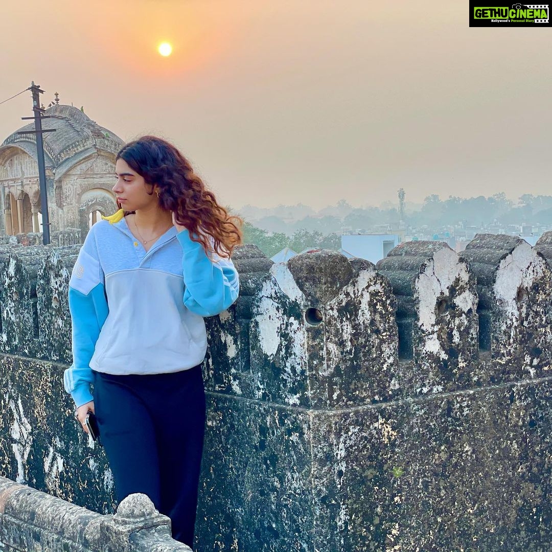Janhvi Kapoor Instagram - Film shoots are fun 🌈🥶