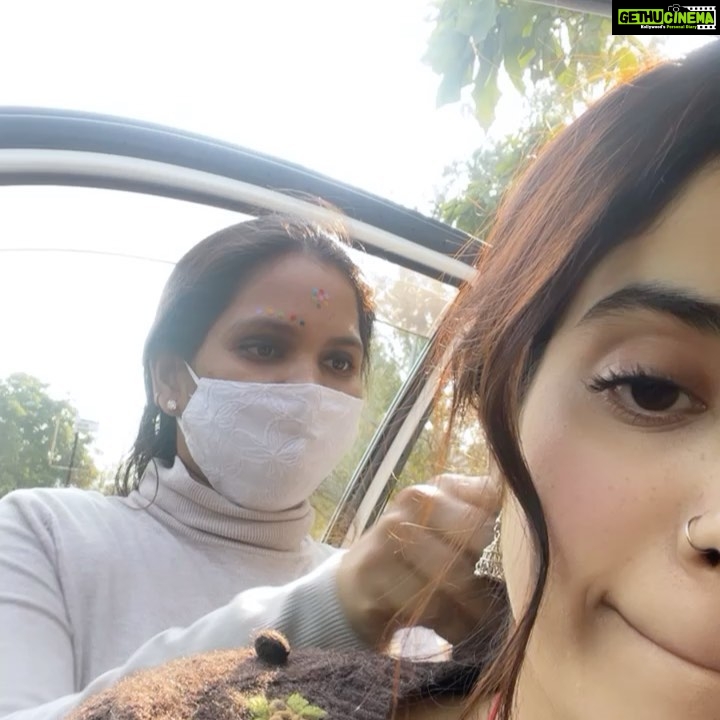 Janhvi Kapoor Instagram - Film shoots are fun 🌈🥶