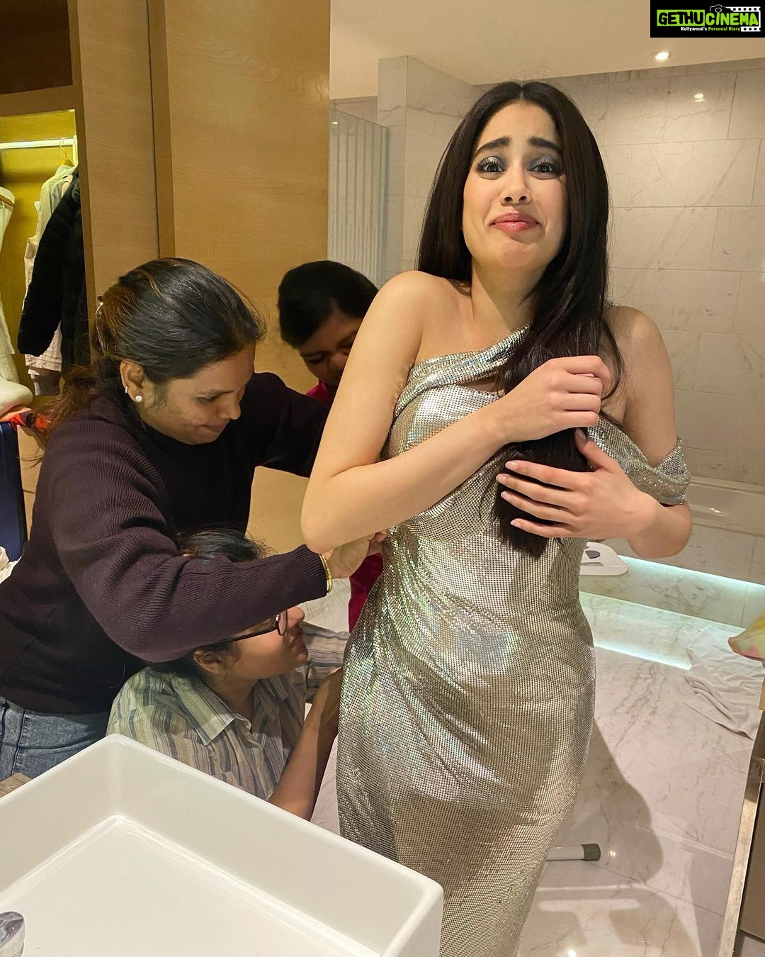 Janhvi Kapoor Instagram - Before and after 🙃