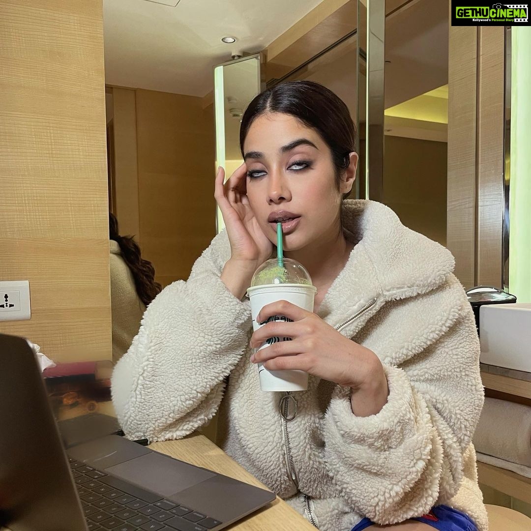 Janhvi Kapoor Instagram - Work from home they said. It’ll be fun they said. 🥶