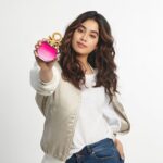 Janhvi Kapoor Instagram - Happy Republic Day from @benetton_perfumes and me to you all! ❤️🇮🇳 #ColorsPink and #ColorsGreen are inspired by diversity, colors and positive energy 🌈  Let’s celebrate all that makes us different and everything that brings us together!