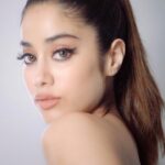 Janhvi Kapoor Instagram - Level up your lash game with @nykaabeauty ‘s newest launch - The Lash Talk Mascara 💕 You cannot miss this!! They come in 3 stunning wands that are sure to make your lashes fluttery, feathery and perfect! ✨ Get them now on @mynykaa #nykaabeauty #nykaacosmetics #lashtalkmascara #nykaalashtalkmascara #talklashestome