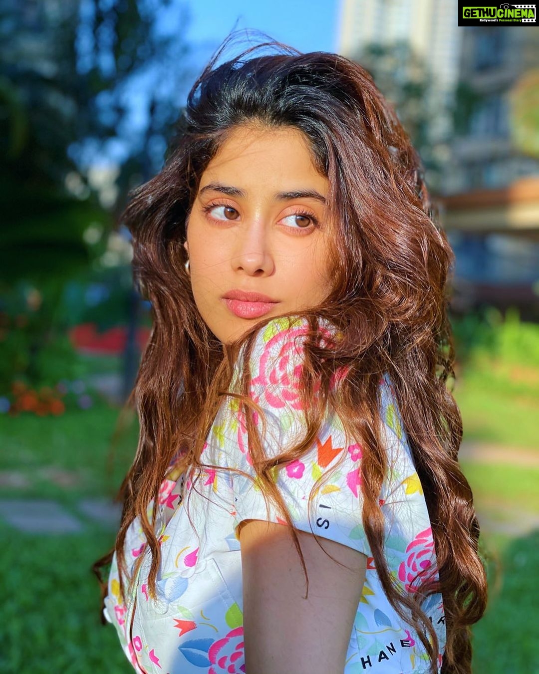 Janhvi Kapoor Instagram - 🌞🌸