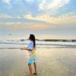 Janhvi Kapoor Instagram – the beach is fun 🏝 🌊