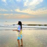 Janhvi Kapoor Instagram - the beach is fun 🏝 🌊