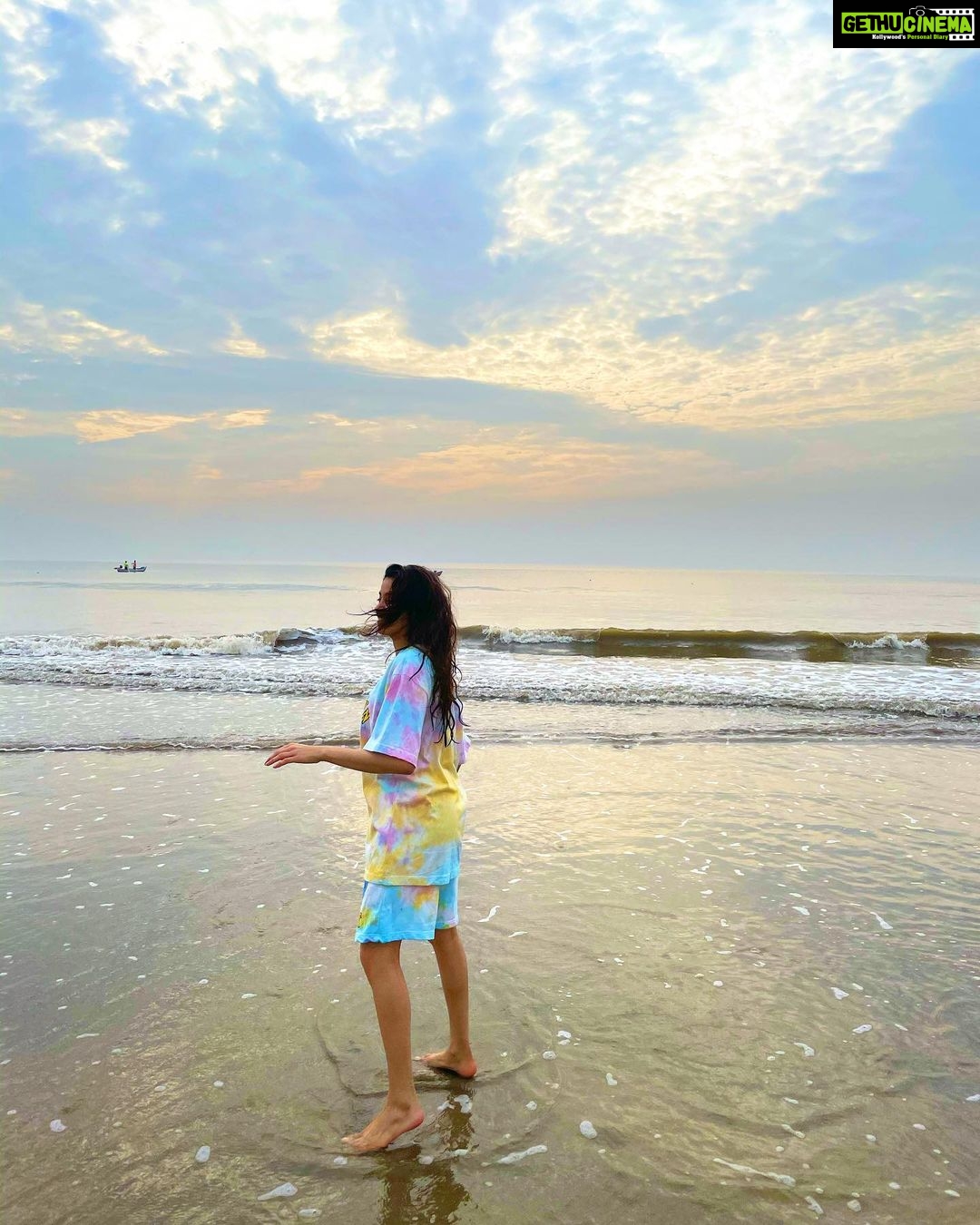 Janhvi Kapoor Instagram - the beach is fun 🏝 🌊