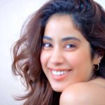 Janhvi Kapoor Instagram - Let the PINK frenzy begin!!!💖 The #NykaaPinkFriday sale is now LIVE!! Shop with your favourite beauty brands on upto 40% OFF from the 26th November to the 30th November!! @nykaabeauty @mynykaa🤩 Go SHOP NOW!!🛒🛍
