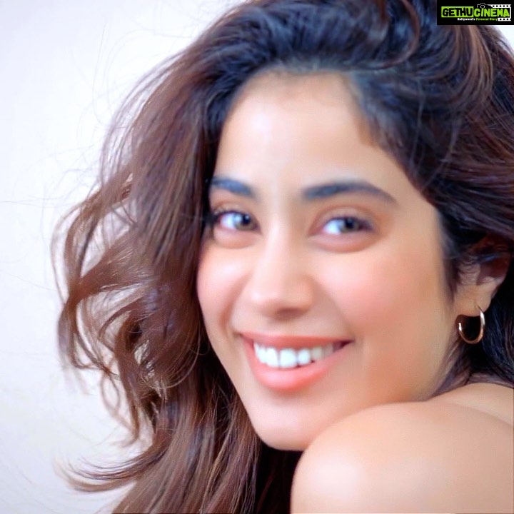 Janhvi Kapoor Instagram - Let the PINK frenzy begin!!!💖 The #NykaaPinkFriday sale is now LIVE!! Shop with your favourite beauty brands on upto 40% OFF from the 26th November to the 30th November!! @nykaabeauty @mynykaa🤩 Go SHOP NOW!!🛒🛍