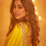 Janhvi Kapoor Instagram – Messy hair and messier makeup by ME 🕺🏼
Happy Diwali 🪔❤️ @manishmalhotraworld @manishmalhotra05