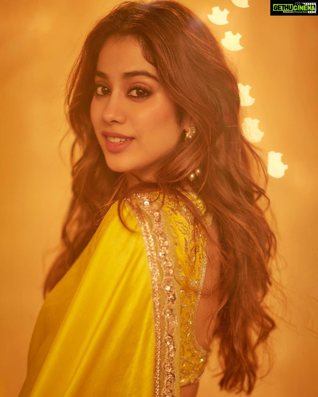 Janhvi Kapoor Instagram - Messy hair and messier makeup by ME 🕺🏼 Happy Diwali 🪔❤️ @manishmalhotraworld @manishmalhotra05