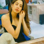 Janhvi Kapoor Instagram - 🌗