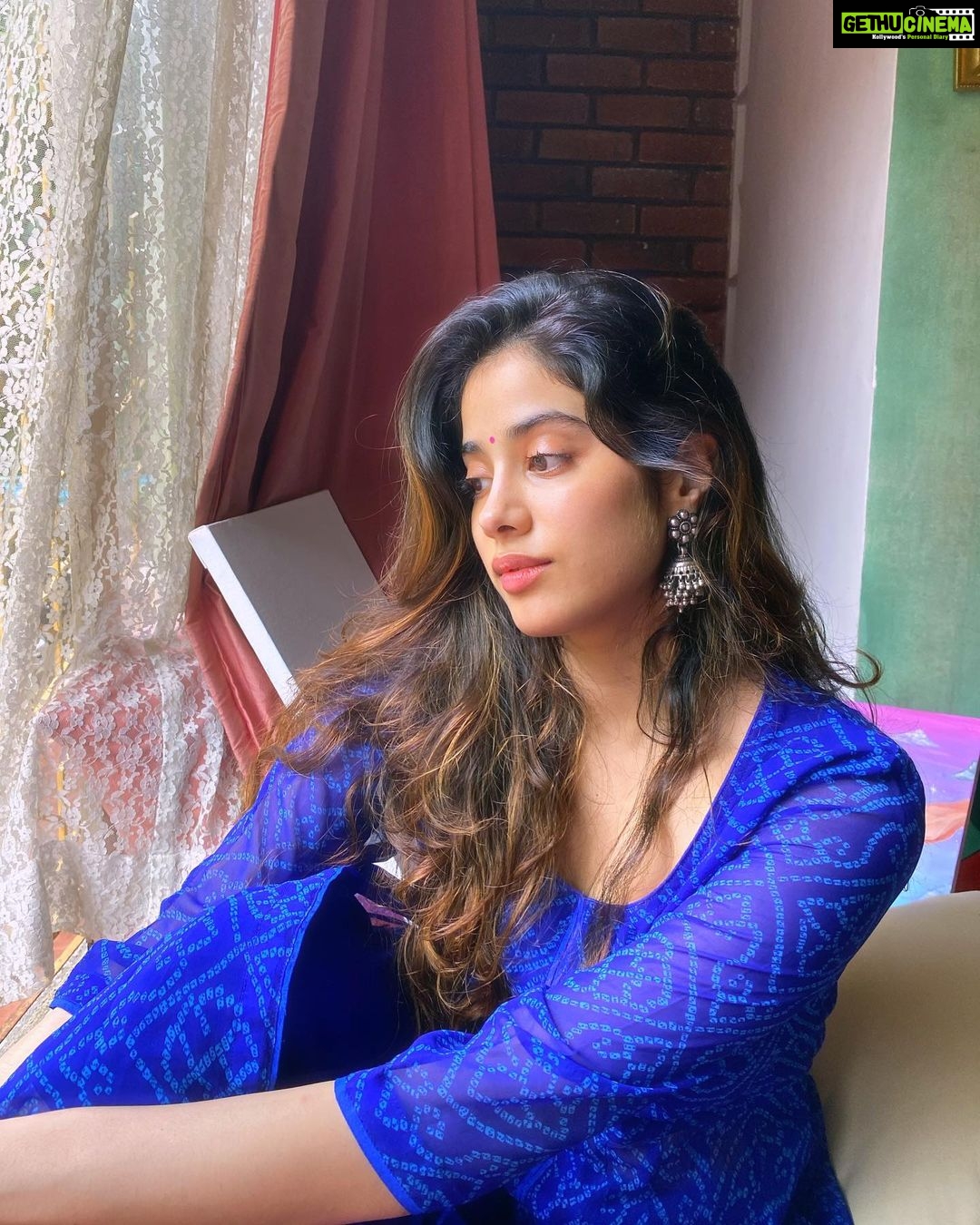 Janhvi Kapoor Instagram - 🦋👉🏻👈🏻🦋