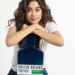 Janhvi Kapoor Instagram - I’ve secretly always loved wearing and mixing men’s perfume with other fragrances and this one is my favourite! 😊 #UnitedDreamsTogether Which of your friends would you gift this @Benetton_Perfumes to?