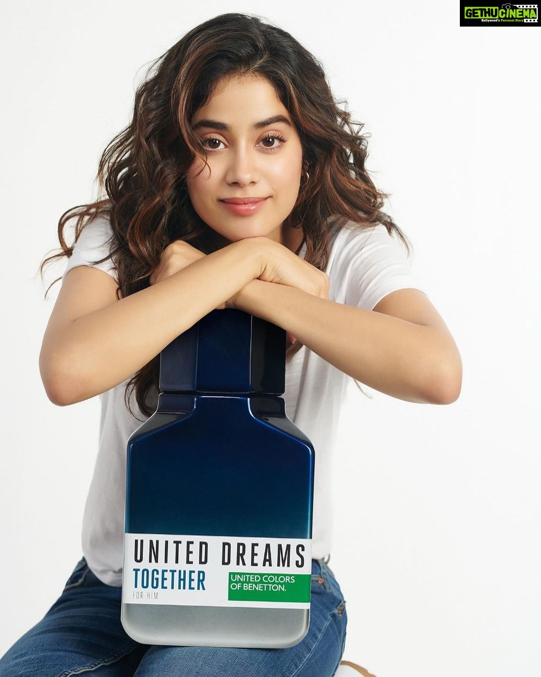 Janhvi Kapoor Instagram - I’ve secretly always loved wearing and mixing men’s perfume with other fragrances and this one is my favourite! 😊 #UnitedDreamsTogether Which of your friends would you gift this @Benetton_Perfumes to?