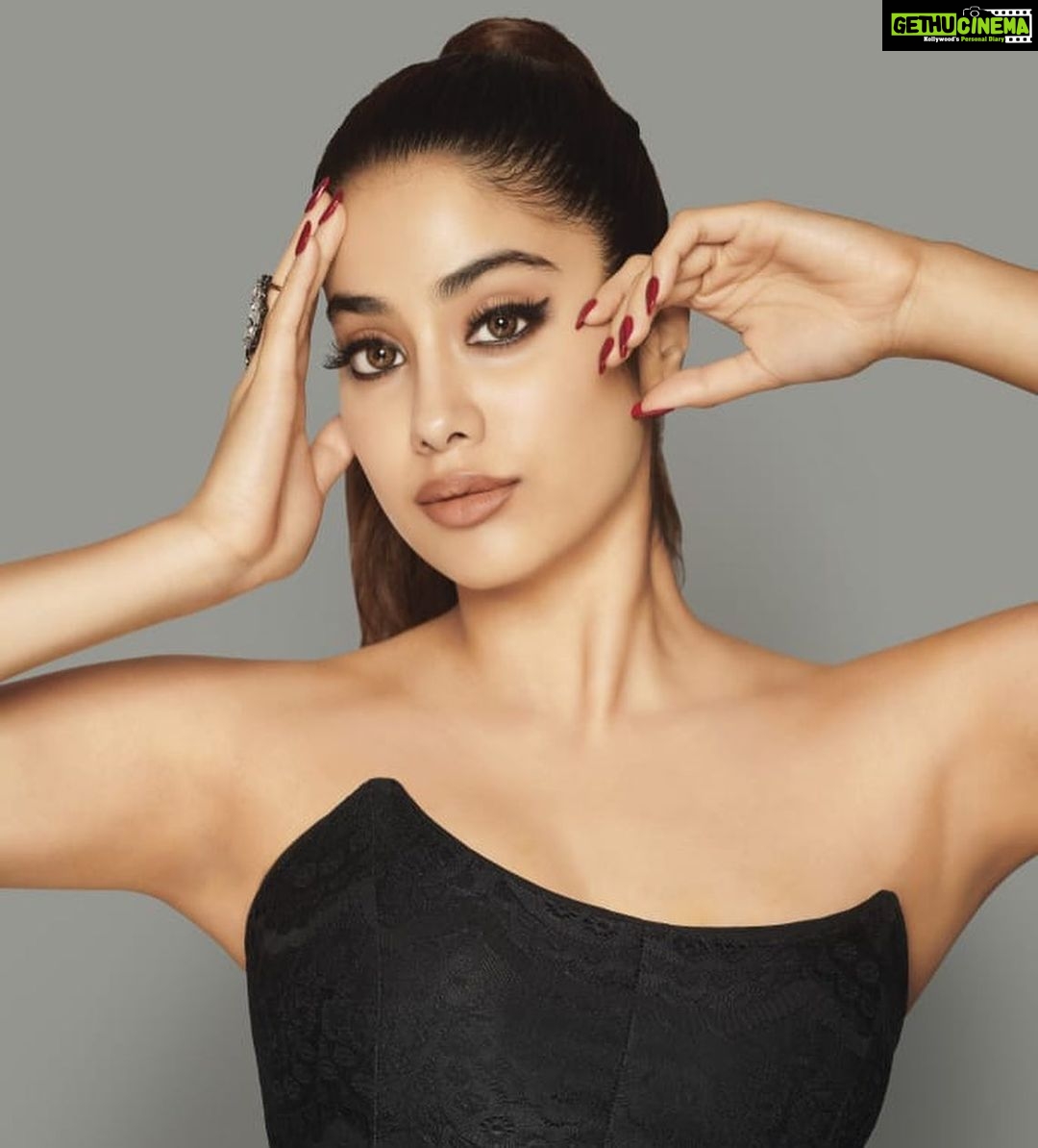Janhvi Kapoor Instagram - Unlash the drama with the newest drop from @nykaabeauty! Nykaa Lash Talk Mascara’s are now LIVE!💕 They come in 3 different wands that will change your lash game forever! Get it now on @mynykaa 🛍 #NykaaBeauty #NykaaCosmetics #LashTalkMascara