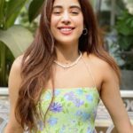 Janhvi Kapoor Instagram - 🌞 🍃