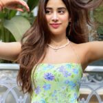 Janhvi Kapoor Instagram - 🌞 🍃