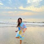 Janhvi Kapoor Instagram - the beach is fun 🏝 🌊
