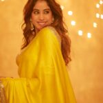 Janhvi Kapoor Instagram – Messy hair and messier makeup by ME 🕺🏼
Happy Diwali 🪔❤️ @manishmalhotraworld @manishmalhotra05
