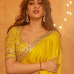 Janhvi Kapoor Instagram – Messy hair and messier makeup by ME 🕺🏼
Happy Diwali 🪔❤️ @manishmalhotraworld @manishmalhotra05