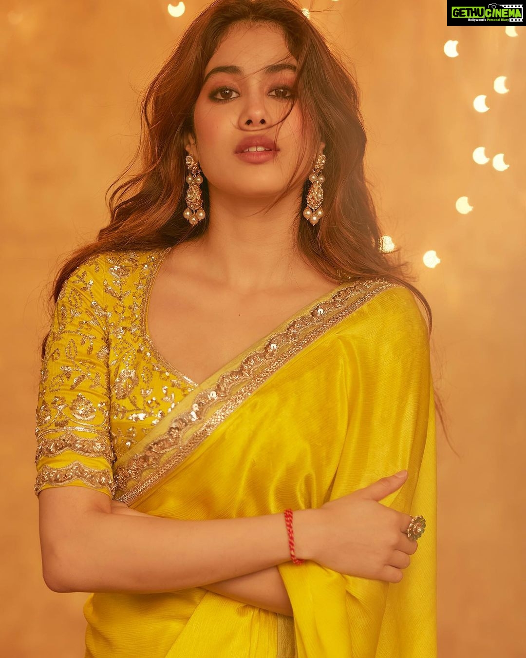 Janhvi Kapoor Instagram - Messy hair and messier makeup by ME 🕺🏼 Happy Diwali 🪔❤️ @manishmalhotraworld @manishmalhotra05