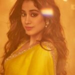 Janhvi Kapoor Instagram – Messy hair and messier makeup by ME 🕺🏼
Happy Diwali 🪔❤️ @manishmalhotraworld @manishmalhotra05