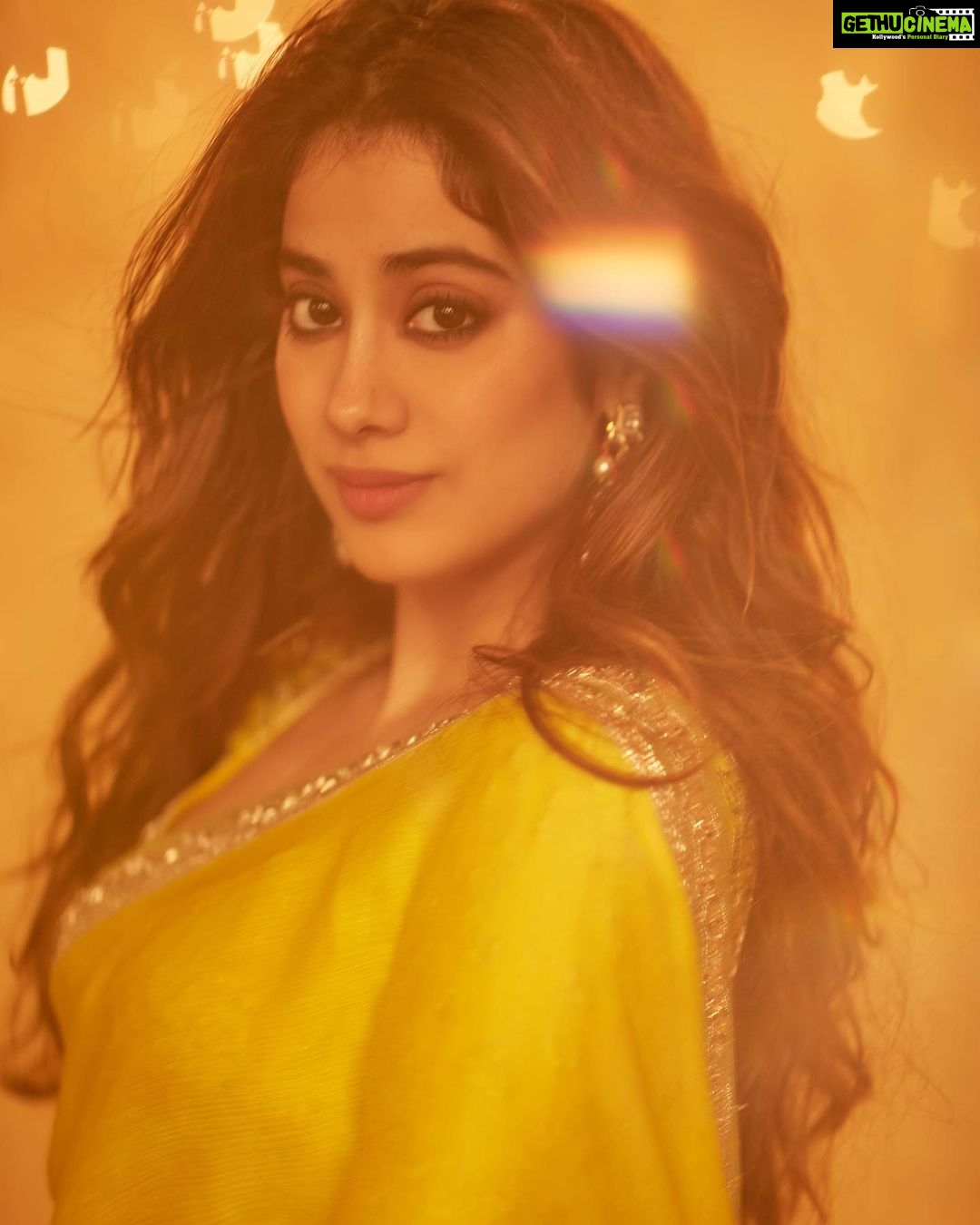 Janhvi Kapoor Instagram - Messy hair and messier makeup by ME 🕺🏼 Happy Diwali 🪔❤️ @manishmalhotraworld @manishmalhotra05