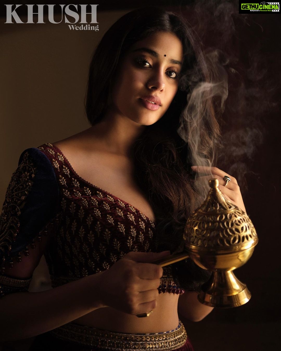 Janhvi Kapoor Instagram - 🌺गुलों में रंग भरे बाद-ए-नौ-बहार चले🍃 @khushmag