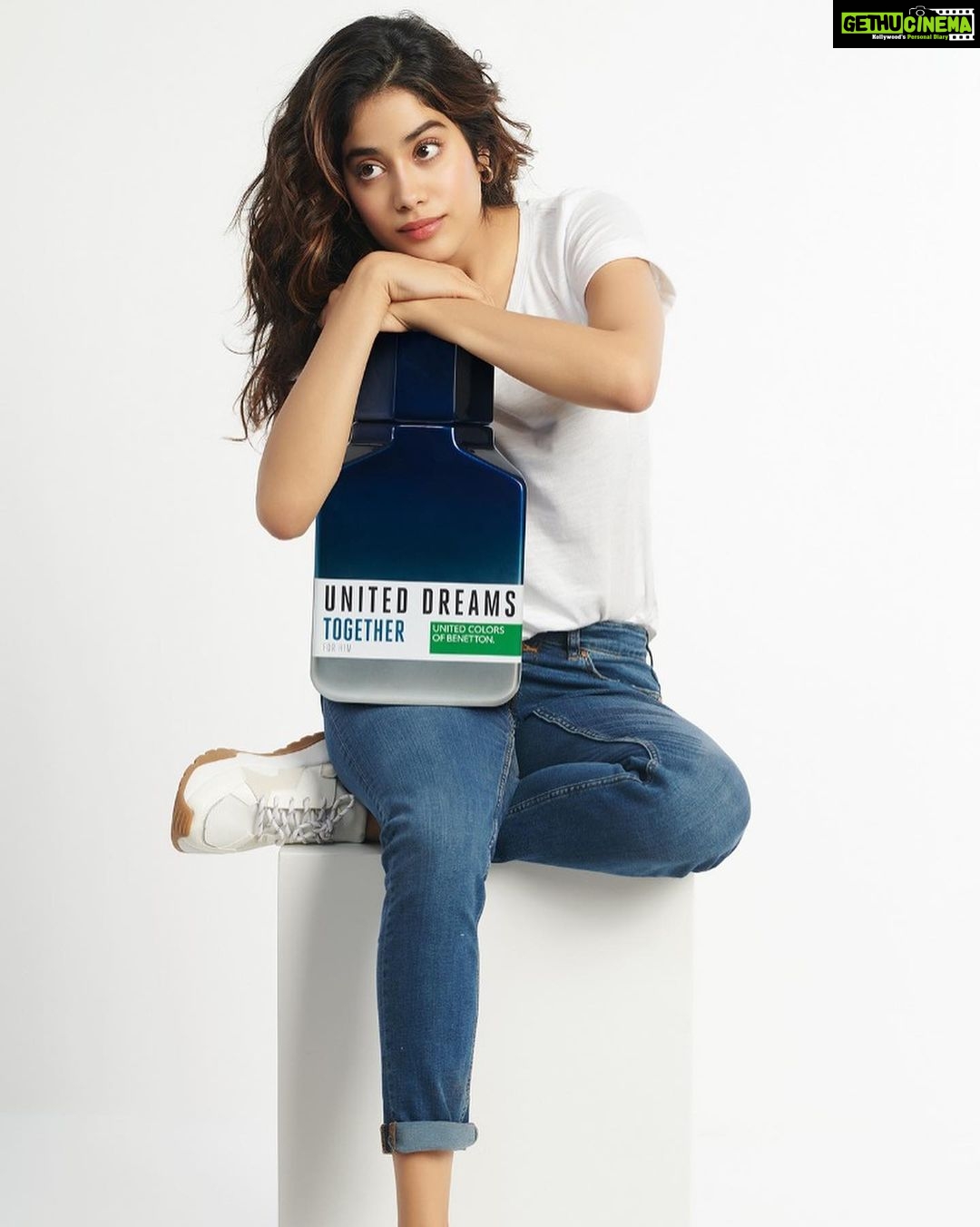 Janhvi Kapoor Instagram - I’ve secretly always loved wearing and mixing men’s perfume with other fragrances and this one is my favourite! 😊 #UnitedDreamsTogether Which of your friends would you gift this @Benetton_Perfumes to?