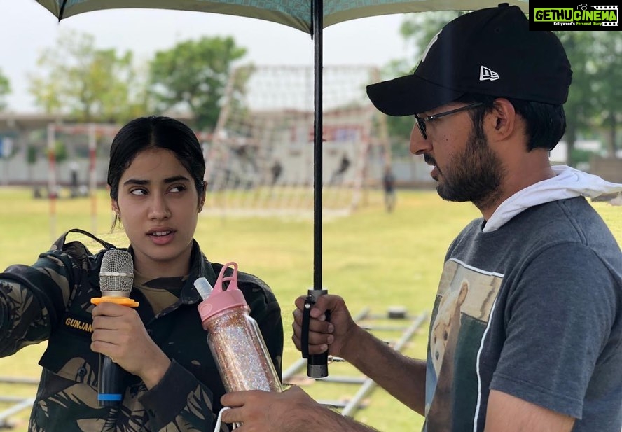 Janhvi Kapoor Instagram - Expectation vs Reality + swipe to third for bonus photo of Sharry’s gunda look #missing