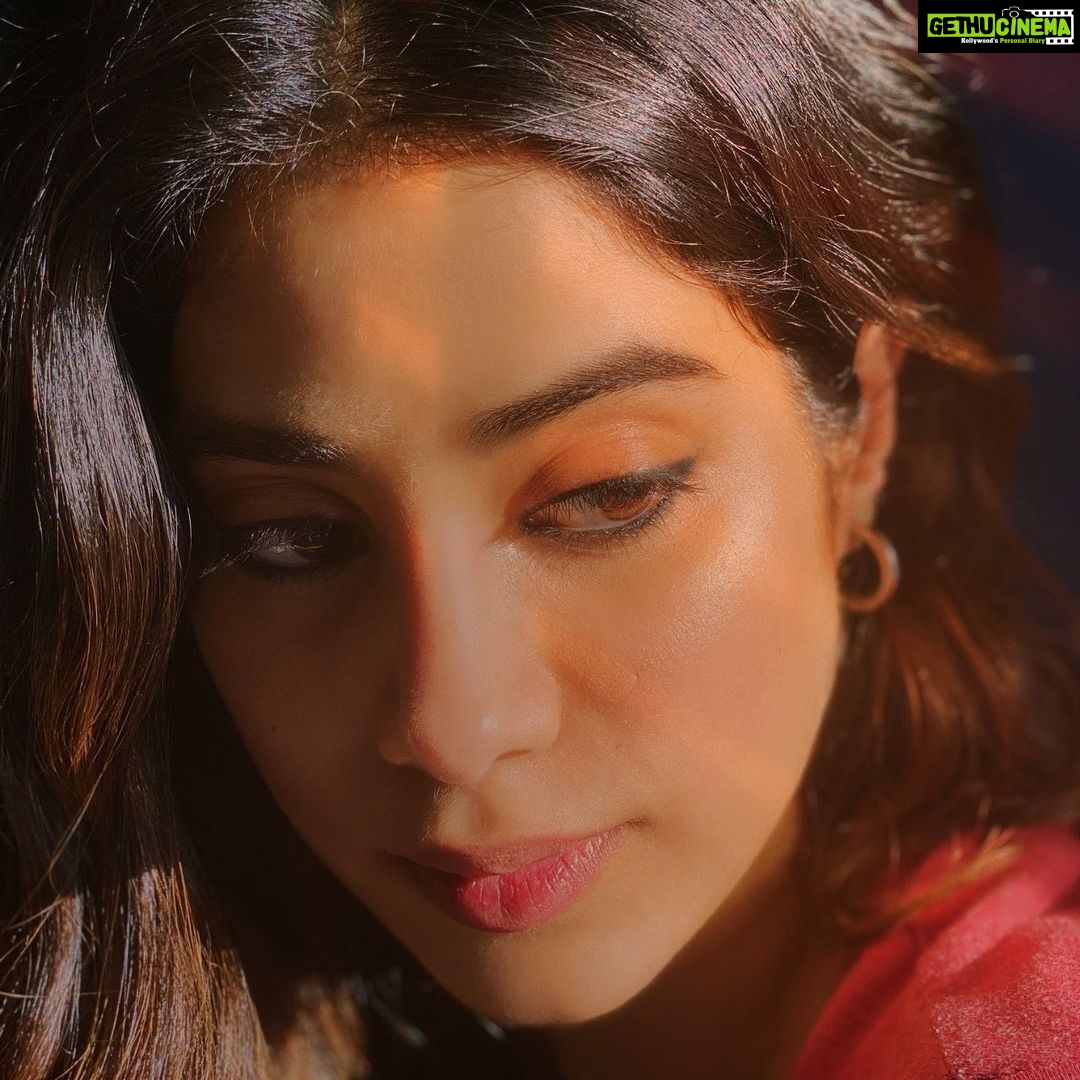 Janhvi Kapoor Instagram - Nykaa is running an exciting contest where four winners will get a chance to spend time with me in a virtual meet and greet and hear all about my experiences working on the film, #GunjanSaxena and interacting with Gunjan M’am herself! All you have to do is: 1. Create a cool and creative winged liner. 2. Upload a photo of it, tag @mynykaa, @netflix_in and use #BeautyInHerStory #NykaaxNetflix 3. Most importantly, nominate two women who you consider the wing women in your life and get them to participate in the challenge. Contest ends on the 18th of August and winners will be announced shortly after! Head on over to @mynykaa’s page for more details. I can’t wait to see your creations and hear all your stories and don’t forget to watch #GunjanSaxena, now on Netflix.