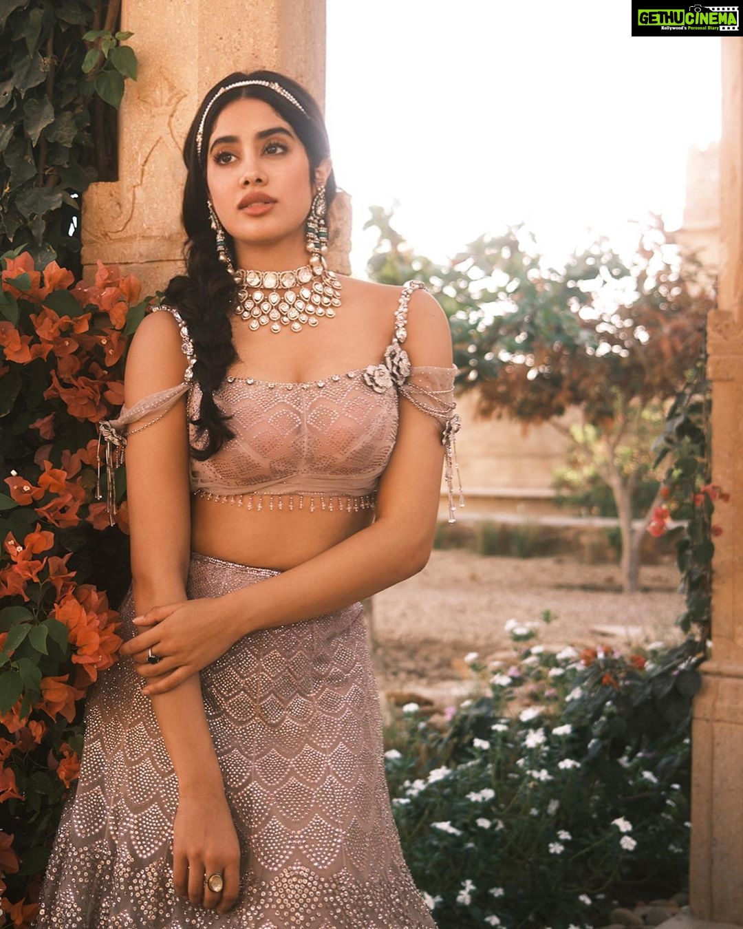 Janhvi Kapoor Instagram - 🌺गुलों में रंग भरे बाद-ए-नौ-बहार चले🍃 @khushmag