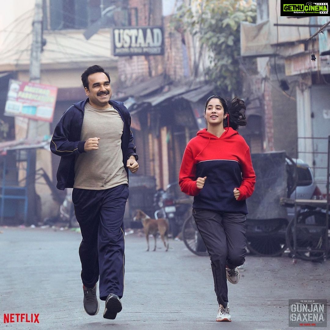 Janhvi Kapoor Instagram - Jo logg mehnat ka saath nahi chodte, kismat kabhi unka haath nahi chodti! #GunjanSaxena - The Kargil Girl landing on your @netflix_in screens on 12th August. @dharmamovies @zeestudiosofficial @karanjohar @apoorva1972 @pankajtripathi @angadbedi @vineet_ksofficial @manavvij @ayeshiraza @sharansharma @somenmishra @zeemusiccompany