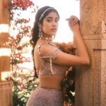 Janhvi Kapoor Instagram - 🌺गुलों में रंग भरे बाद-ए-नौ-बहार चले🍃 @khushmag
