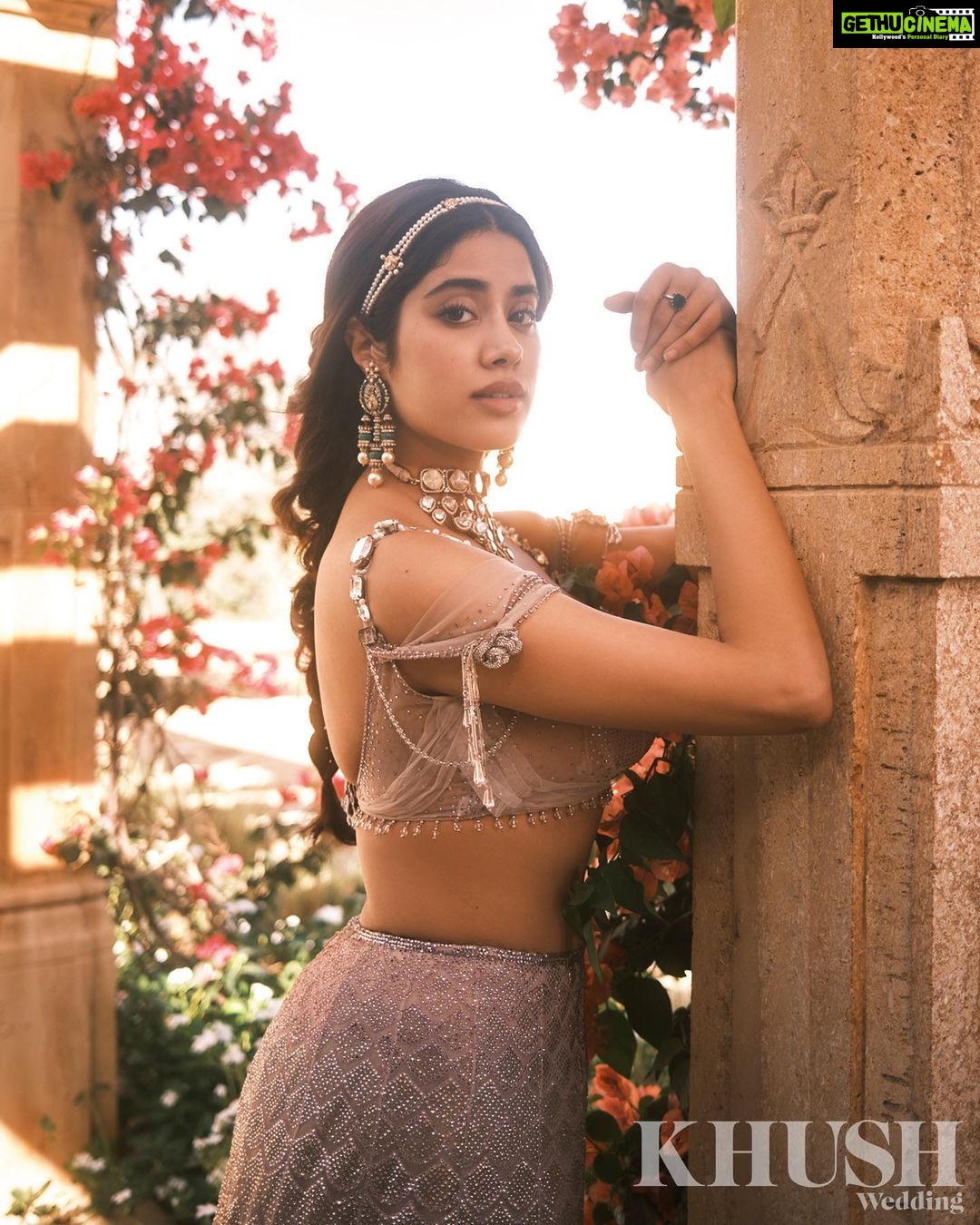 Janhvi Kapoor Instagram - 🌺गुलों में रंग भरे बाद-ए-नौ-बहार चले🍃 @khushmag