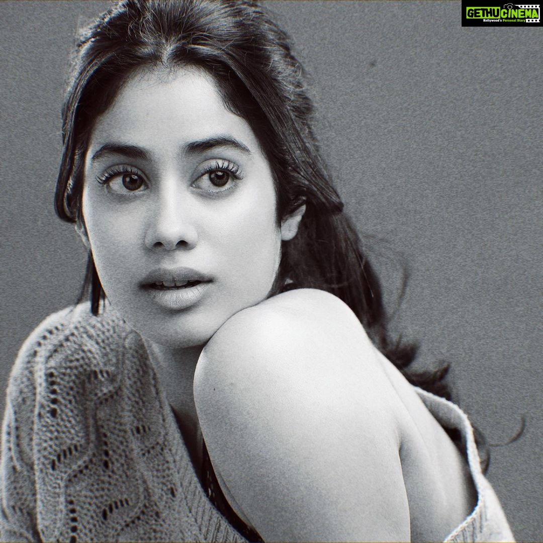 Janhvi Kapoor Instagram - #challengeaccepted @anaitashroffadajania @mahnaz_kotwal @namratapurohit @mira.kapoor @shanayakapoor02 @sharminsegal @lakshmilehr