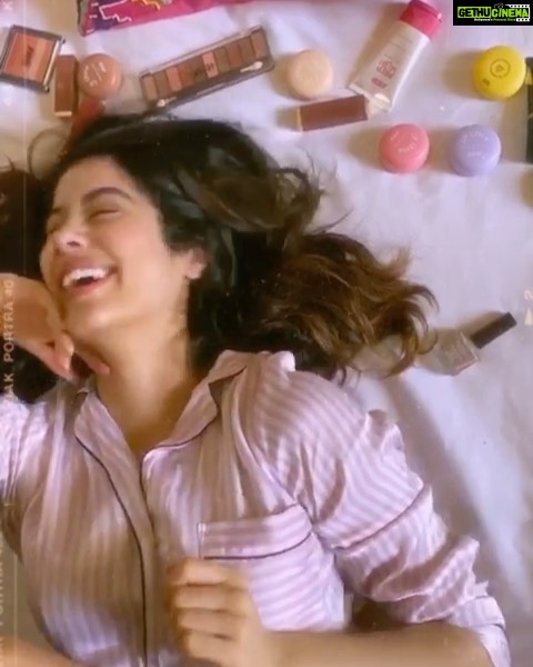 Janhvi Kapoor Instagram - I’m officially excited!! The #HottestSaleOfTheYear with upto 40% OFF goes live 23rd-27th of July. Go on, go fill your #NykaaPinkBox ASAP!! #HotPinkSale2020 #NykaaHotPinkSale2020 @mynykaa @nykaabeauty @pearlmalik22