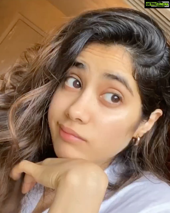 Janhvi Kapoor Instagram - Can’t wait to share this very special journey of #GunjanSaxena with all of you 🤞🏻❤️ #ComeOnNetflix pleeease can we end the suspense 🙈 @dharmamovies @zeestudiosofficial @karanjohar @apoorva1972 @pankajtripathi @angadbedi @vineet_ksofficial @manavvij @sharansharma @netflix_in @zeemusiccompany