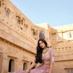 Janhvi Kapoor Instagram - 🌺गुलों में रंग भरे बाद-ए-नौ-बहार चले🍃 @khushmag