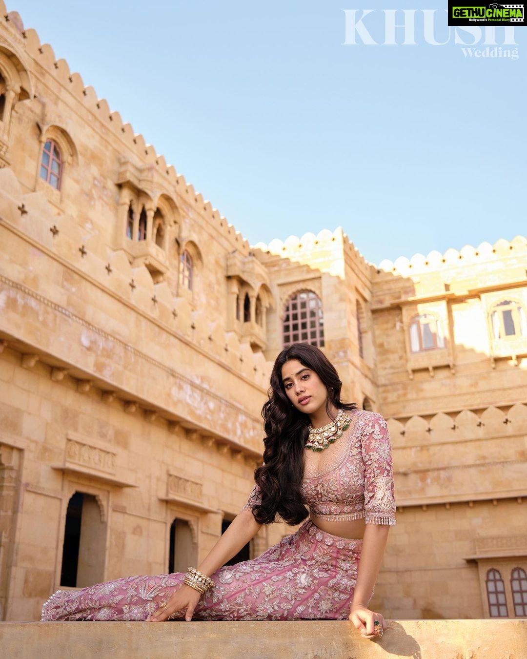 Janhvi Kapoor Instagram - 🌺गुलों में रंग भरे बाद-ए-नौ-बहार चले🍃 @khushmag